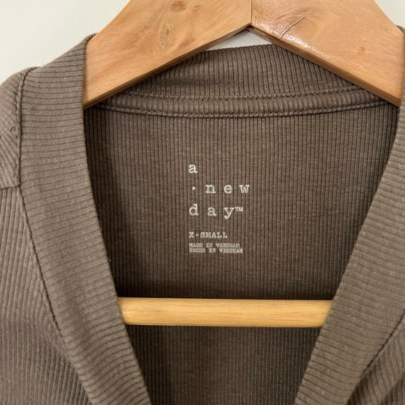 Taupe Ribbed Tee - Picture 3 of 4